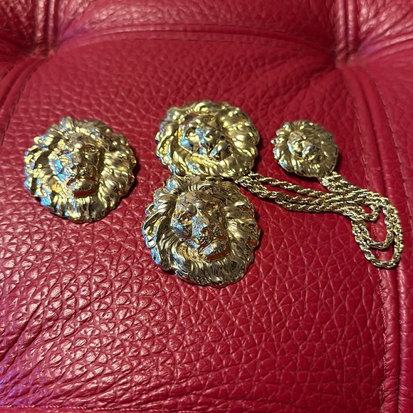 Vintage huge runway goldtone lion head pierced earrings and matching pin - Picture 7 of 8